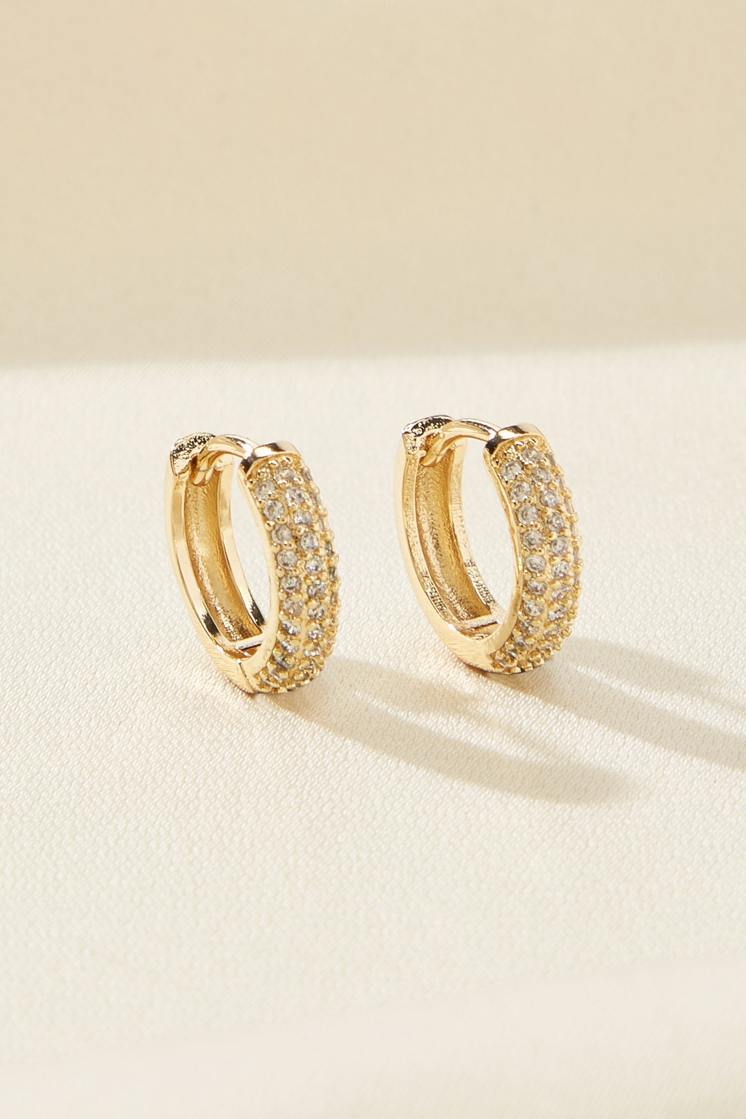 Goldfarbene Ohrringe mit Pavé-Details