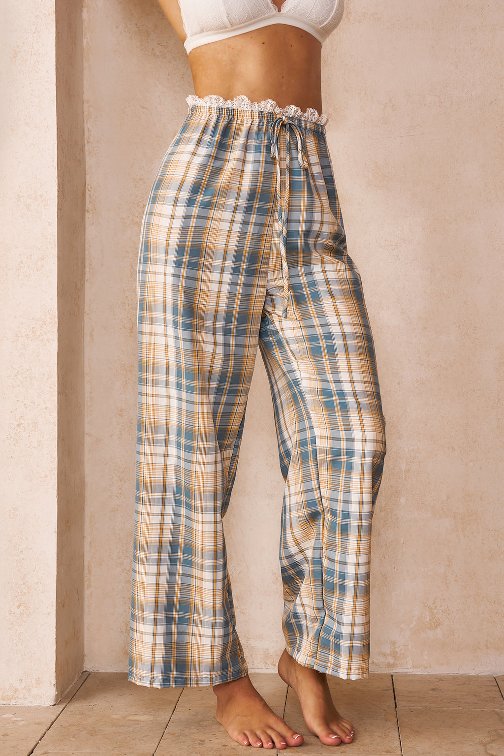 Karierte Pyjamahose mit Rüschenbesatz