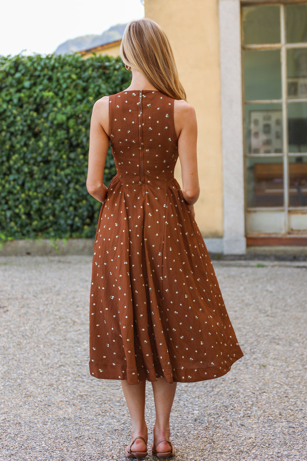 Braunes Ärmelloses Offener Ausschnitt Midikleid