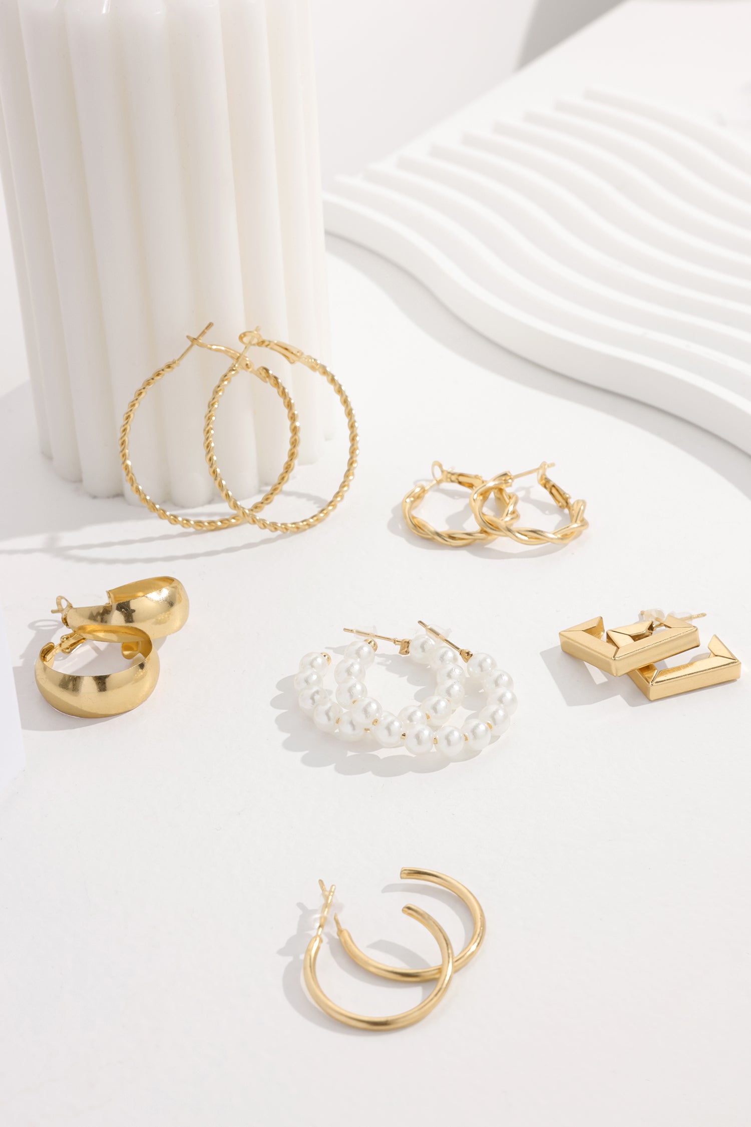 Goldfarbenes Ohrringe-Set in verschiedenen Größen