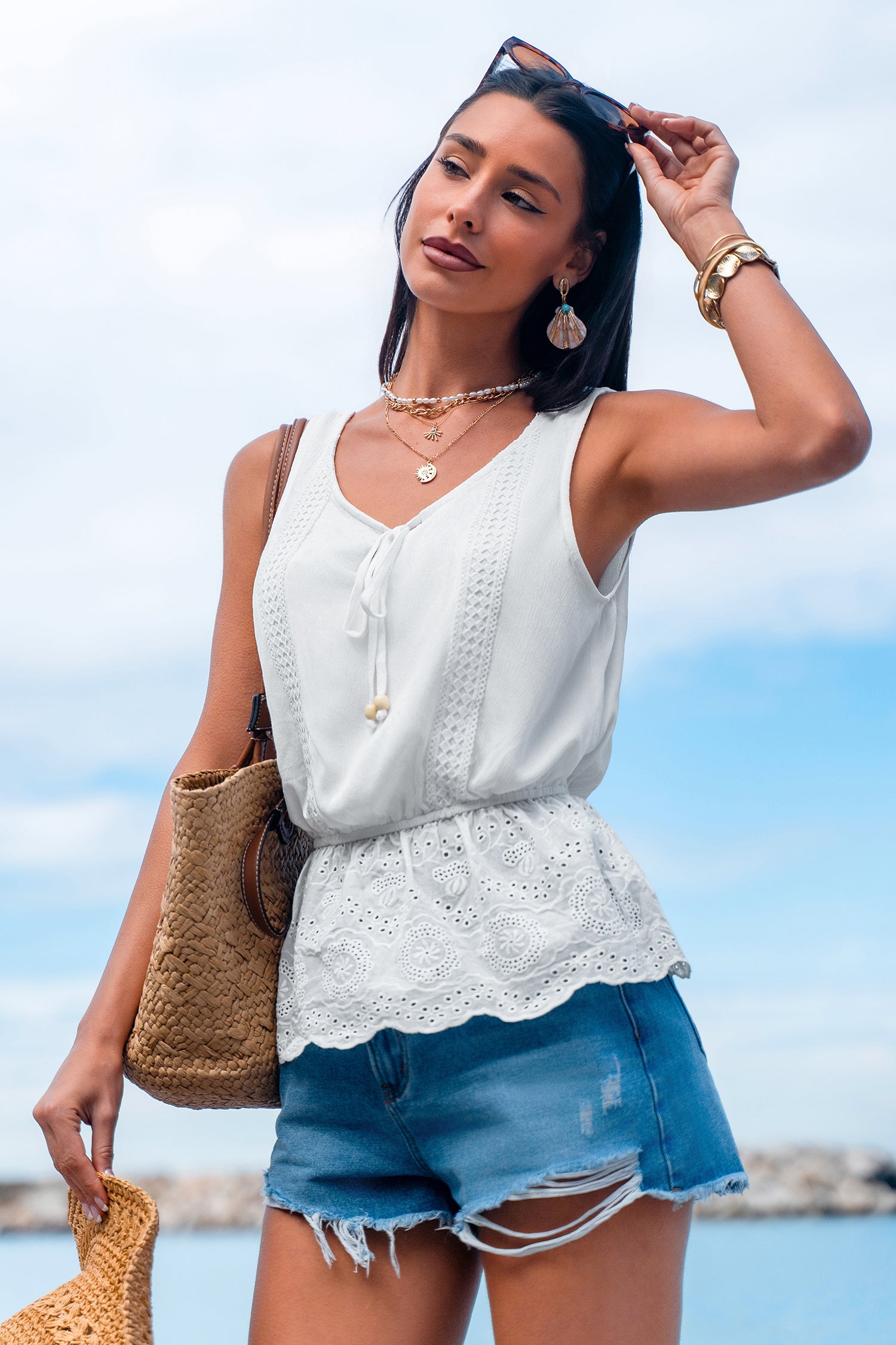 Weißes Ärmelloses Peplum-Top mit Lochstickerei