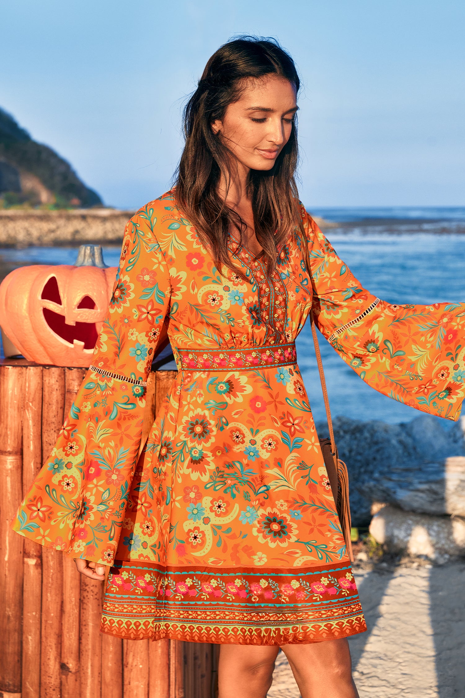 V-Ausschnitt Minikleid mit Blumenmuster und Trompetenärmeln