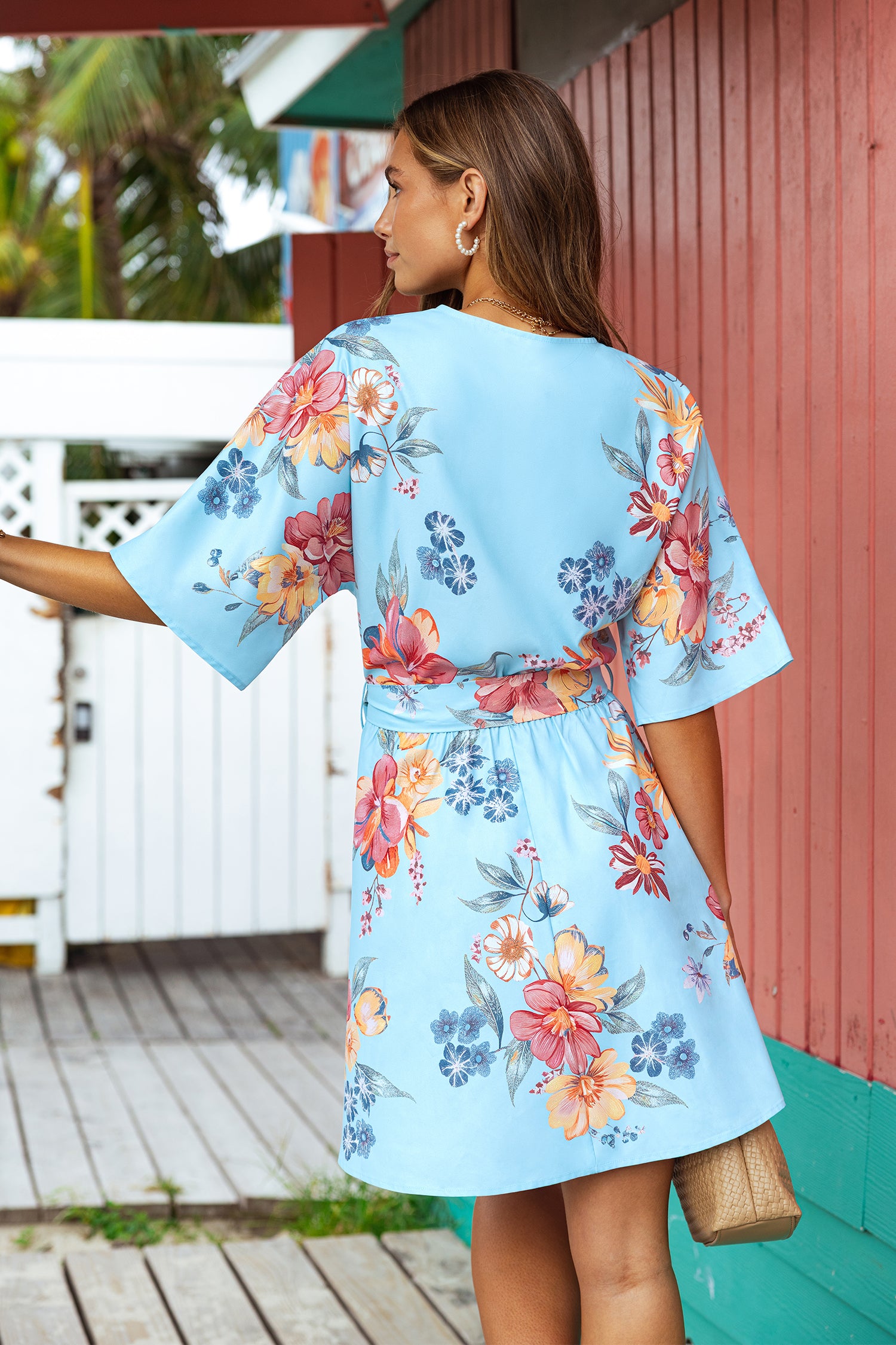 Blaues Geblümtes Mini-Wickelkleid mit Taillenband