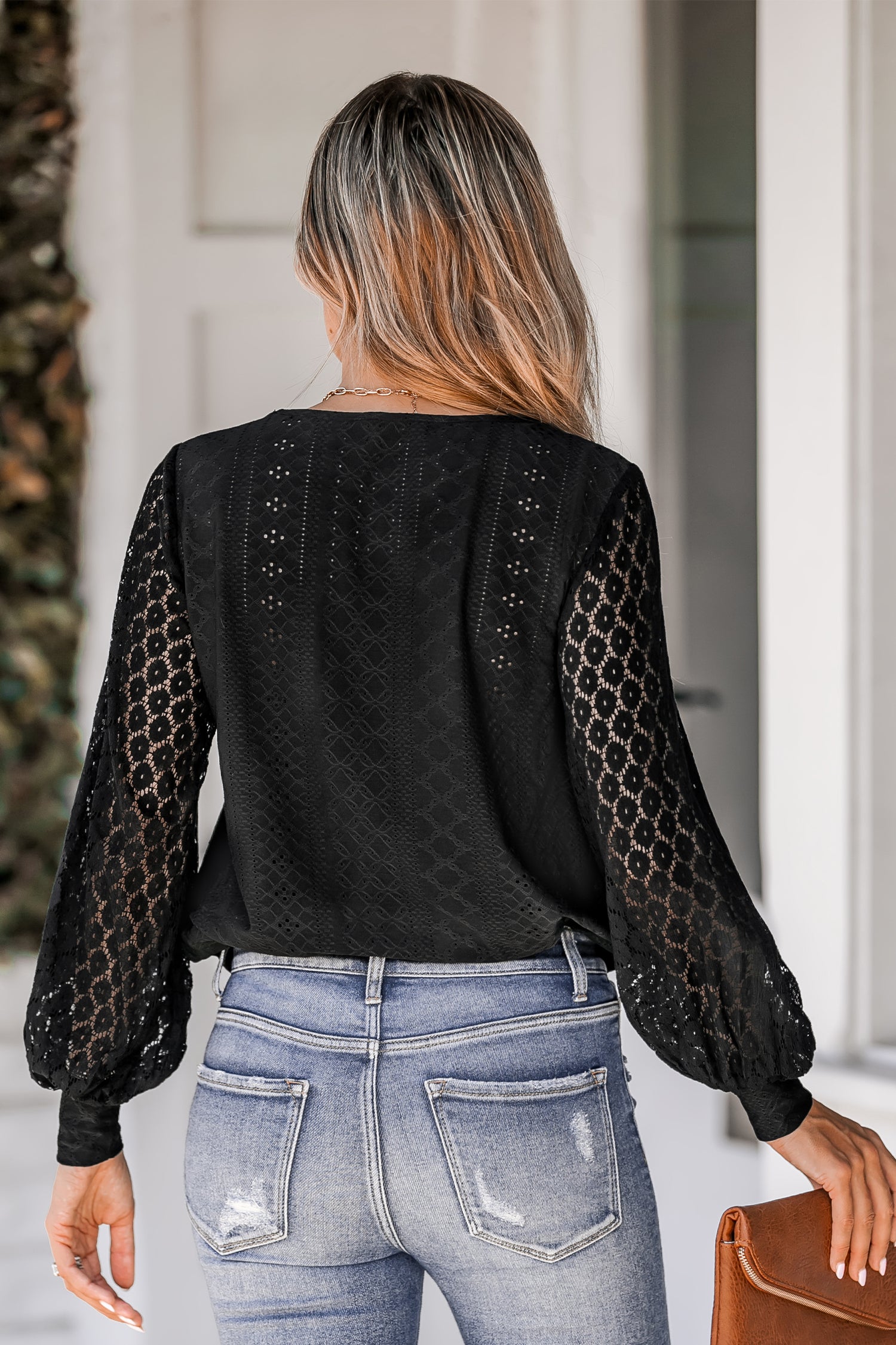 Bluse mit V-Ausschnitt aus Spitze mit Wellenschliff