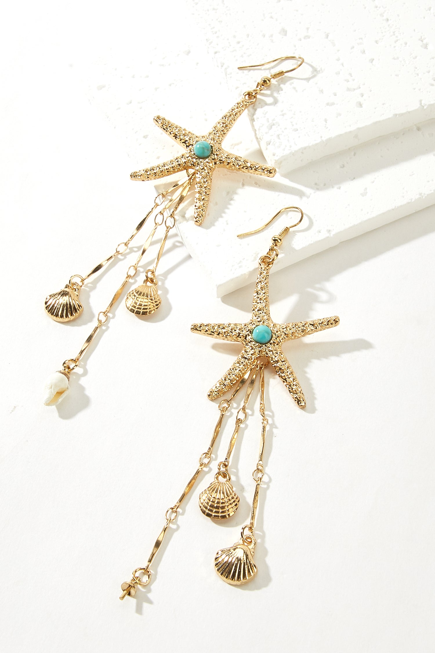 Goldfarbene Ohrringe mit Muschel-Charms