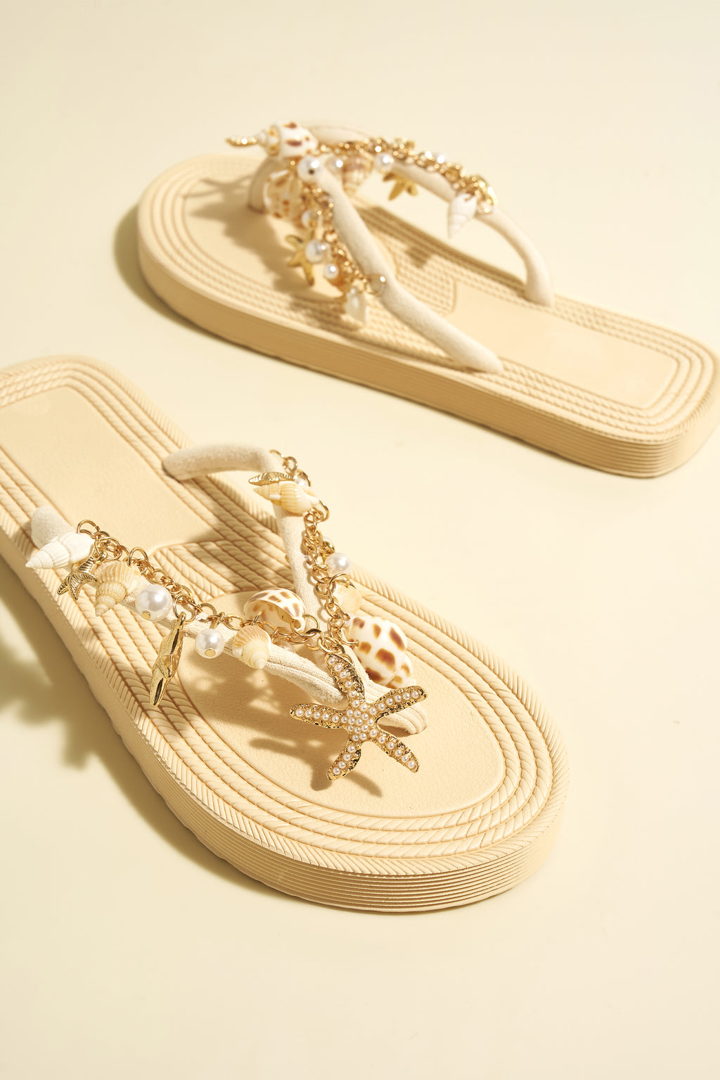Cremefarbene Flip-Flops