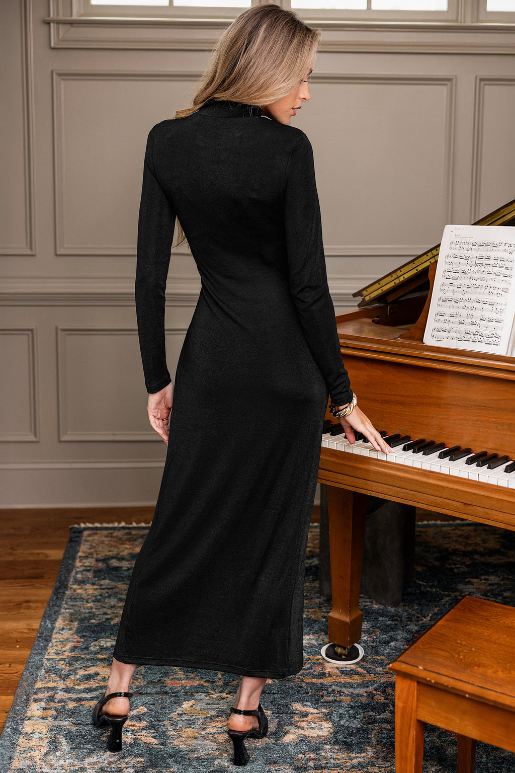Schwarzes Hoher Ausschnitt Strick-Maxikleid