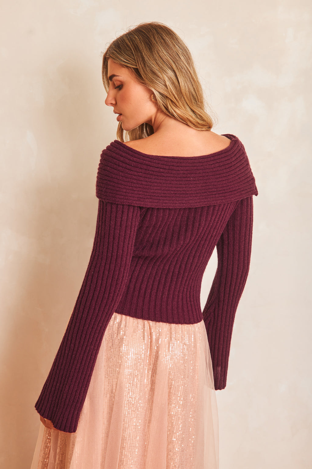 Burgunderroter Schulterfreier Pullover