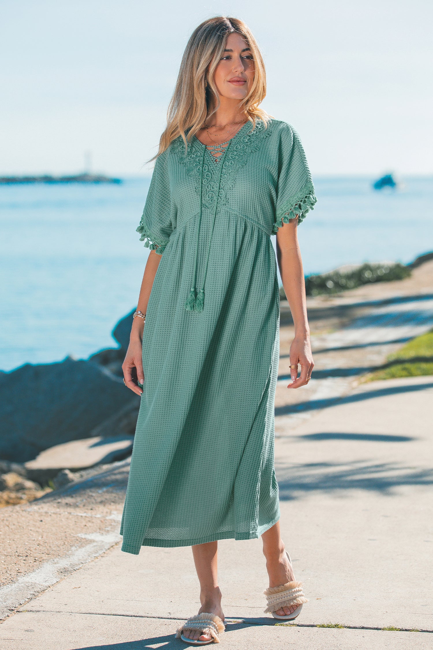 Grünes Kurzarm Maxi-Strandkleid mit Spitzenbesatz
