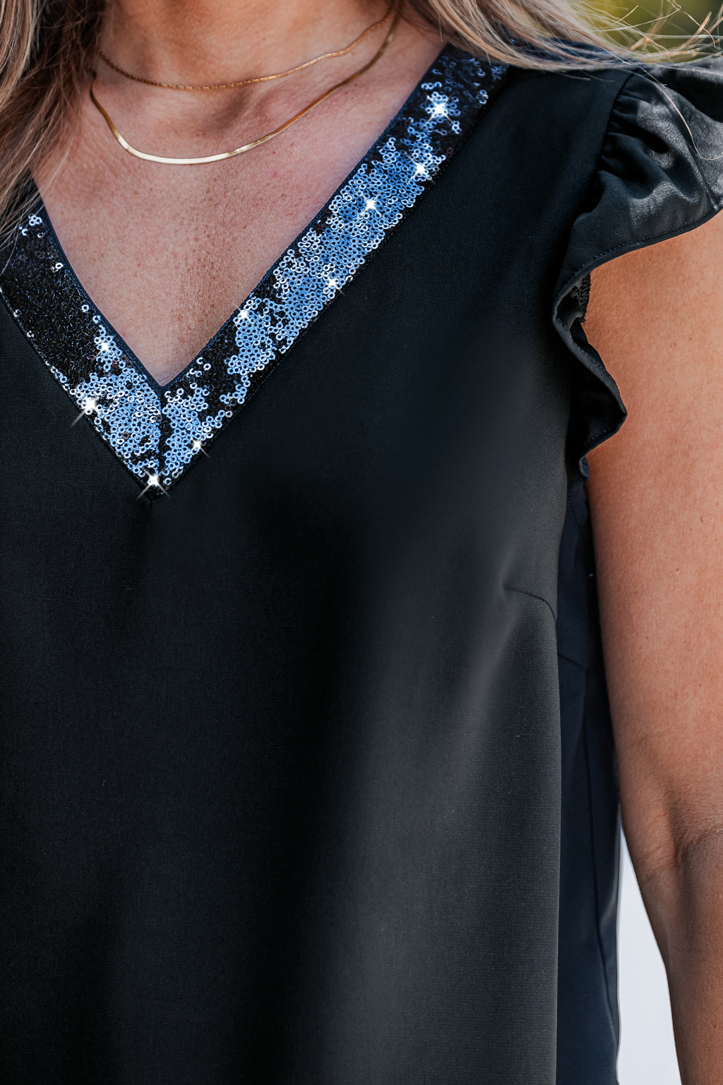 Schwarzes Top mit Volantbesatz