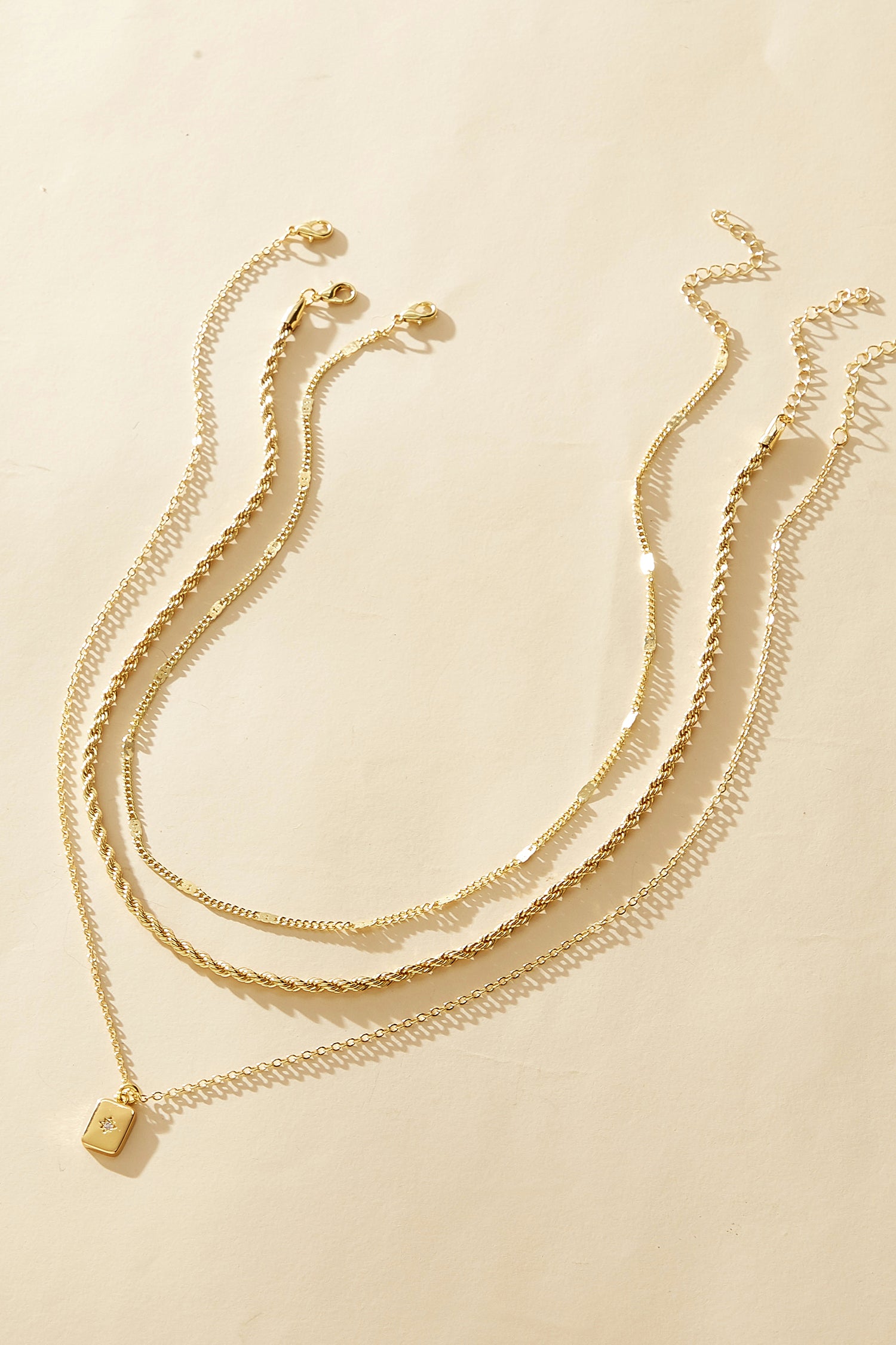 Goldfarbenes Halsketten-Set mit zierlichem Anhänger