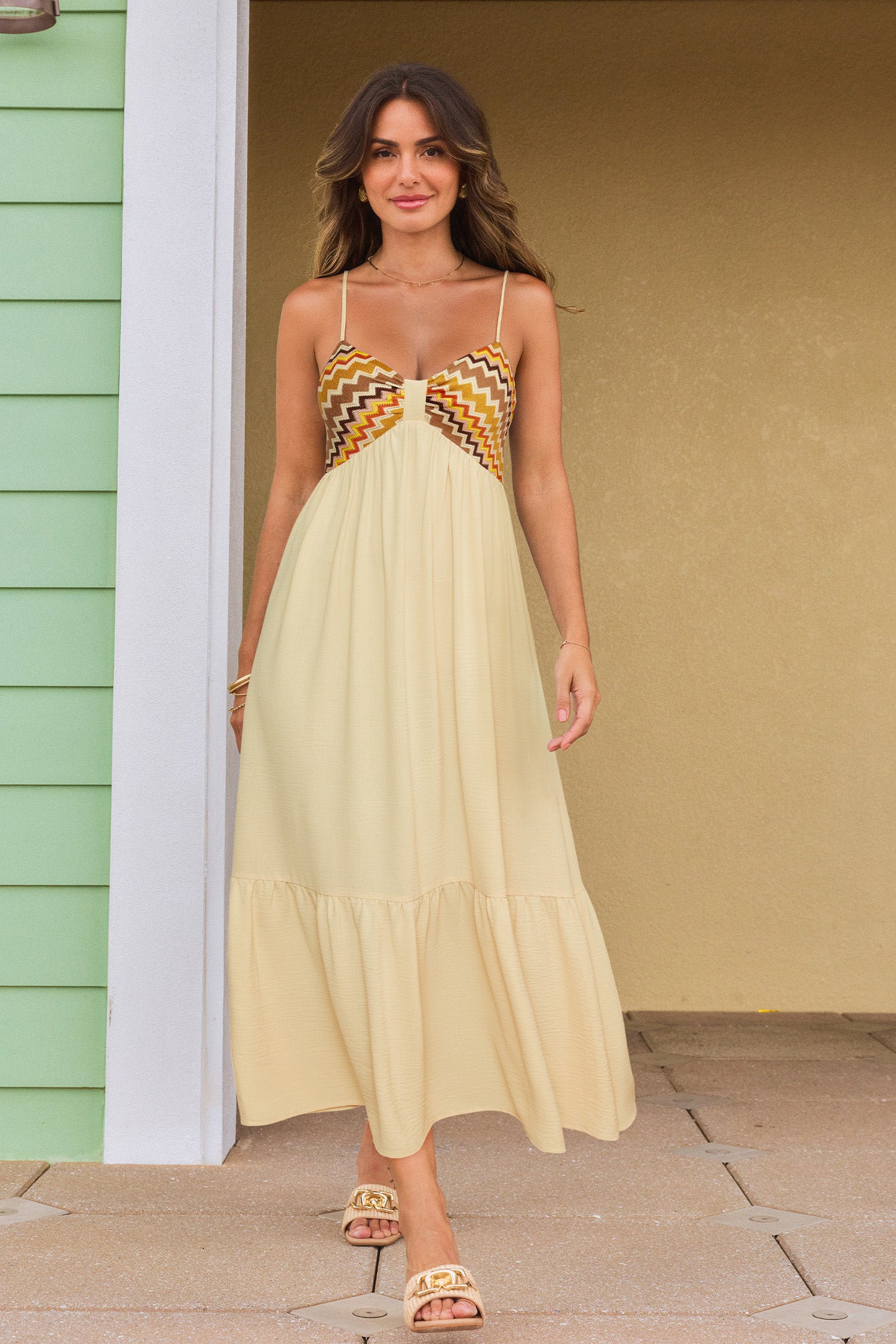 Gelbes V-Ausschnitt Maxi-Trägerkleid mit Chevron-Muster