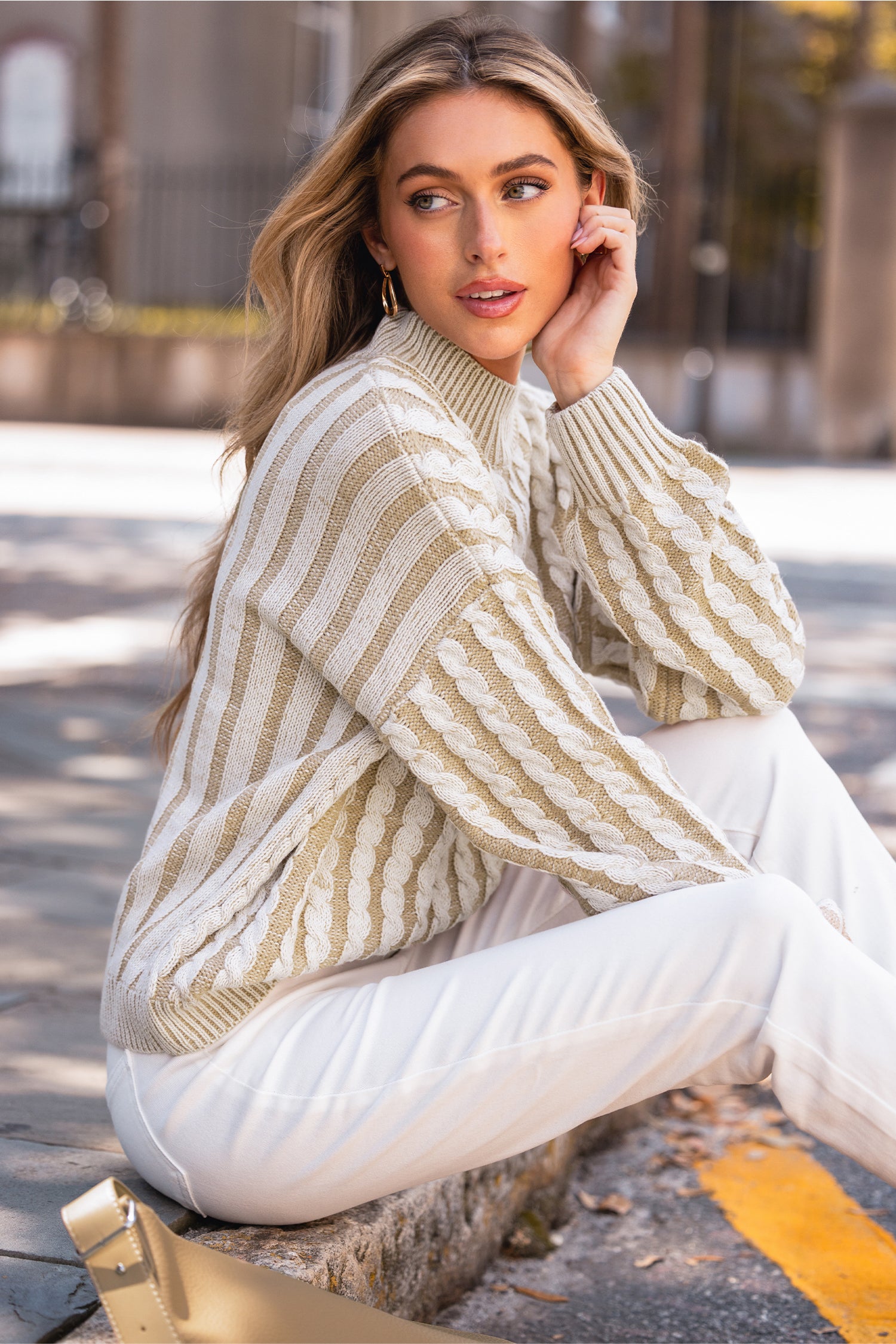 Beiger Hoher Ausschnitt Pullover