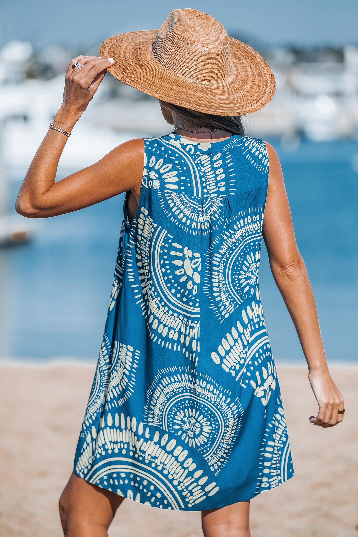 Blaues verziertes ärmelloses Mini-Strandkleid