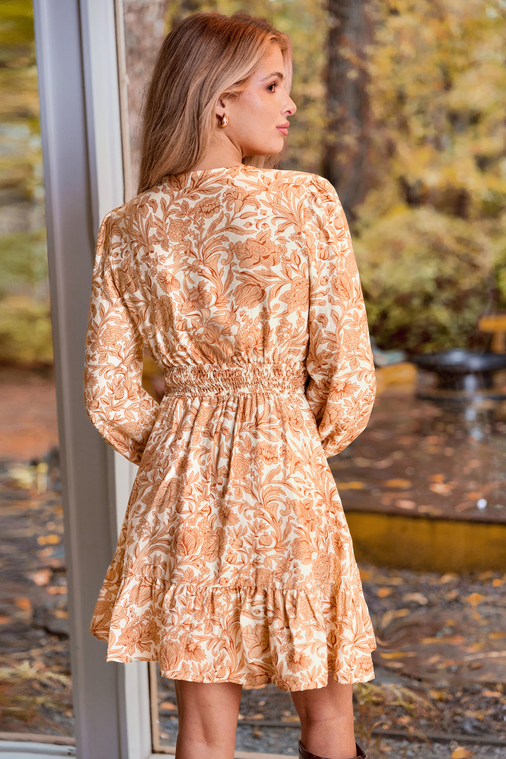 Orange Geblümtes Gesmoktes Mini-Wickelkleid