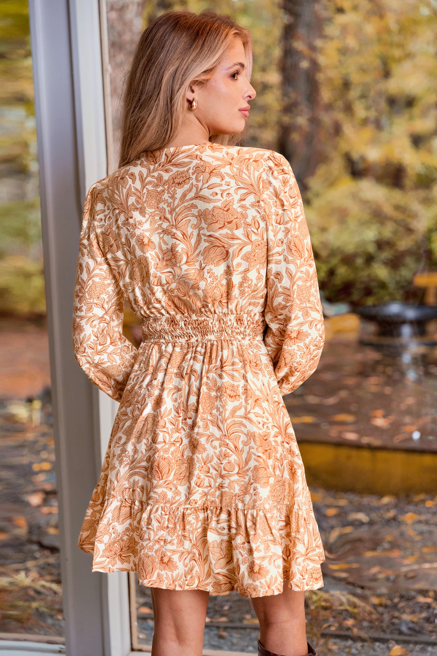 Orange Geblümtes Gesmoktes Mini-Wickelkleid