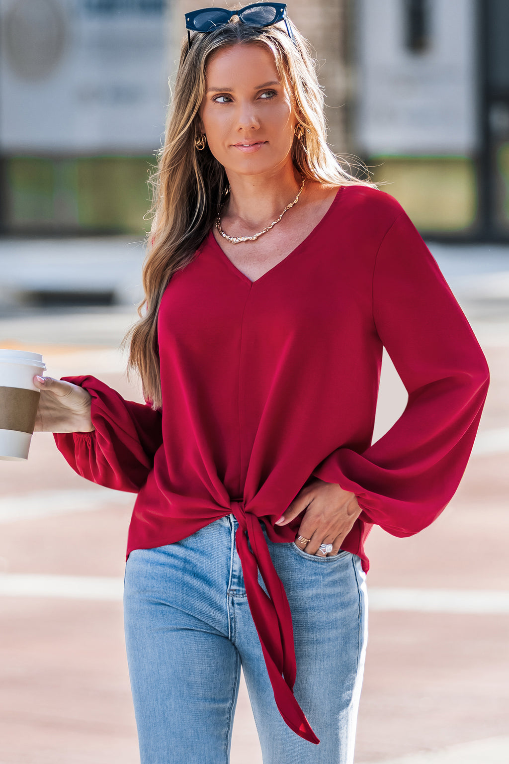 Rotes V-Ausschnitt Top mit Bindeband vorne