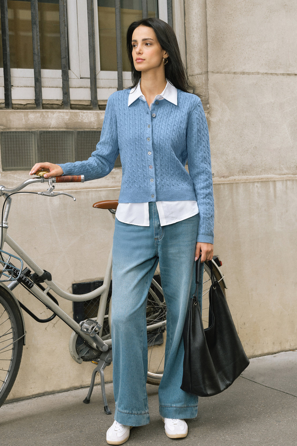 Blaue Rundhals Strickjacke mit Knopfleiste vorne