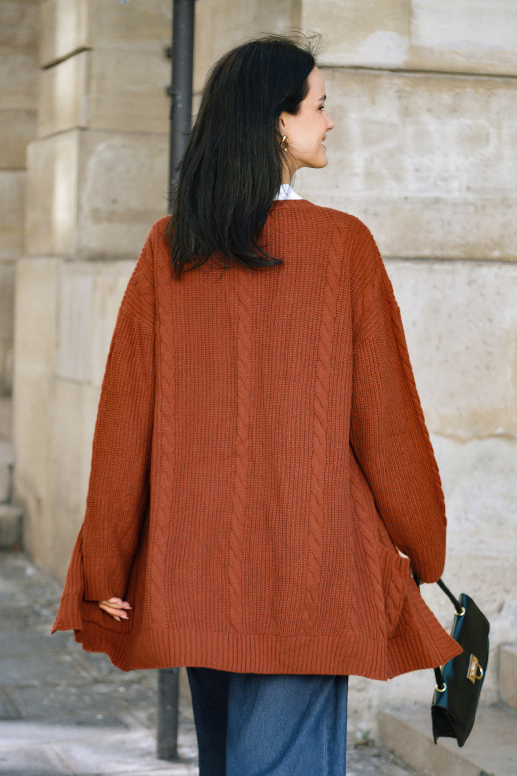 Orangefarbene Strickjacke