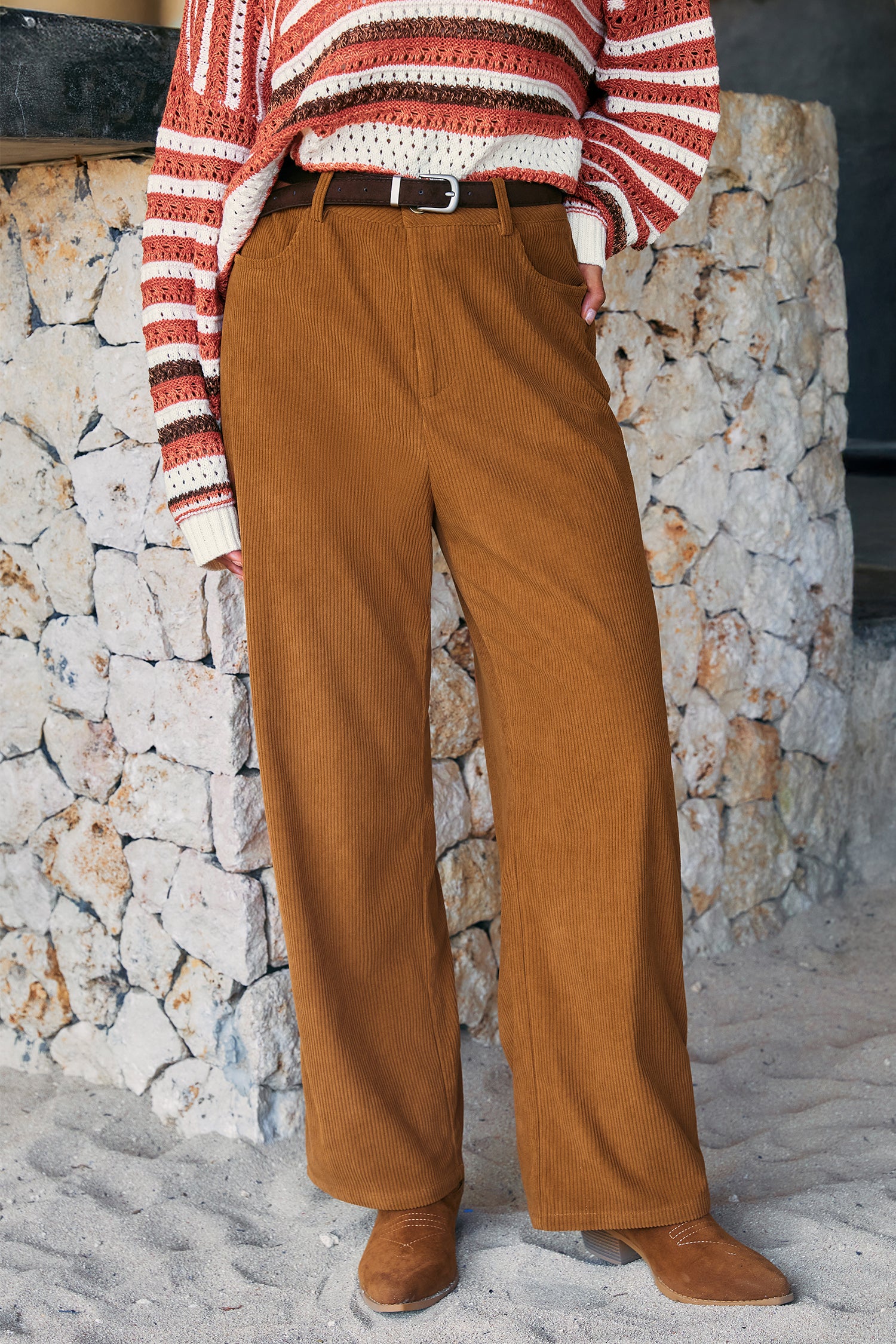 Braune Hose mit Taschen und Gürtelschlaufen