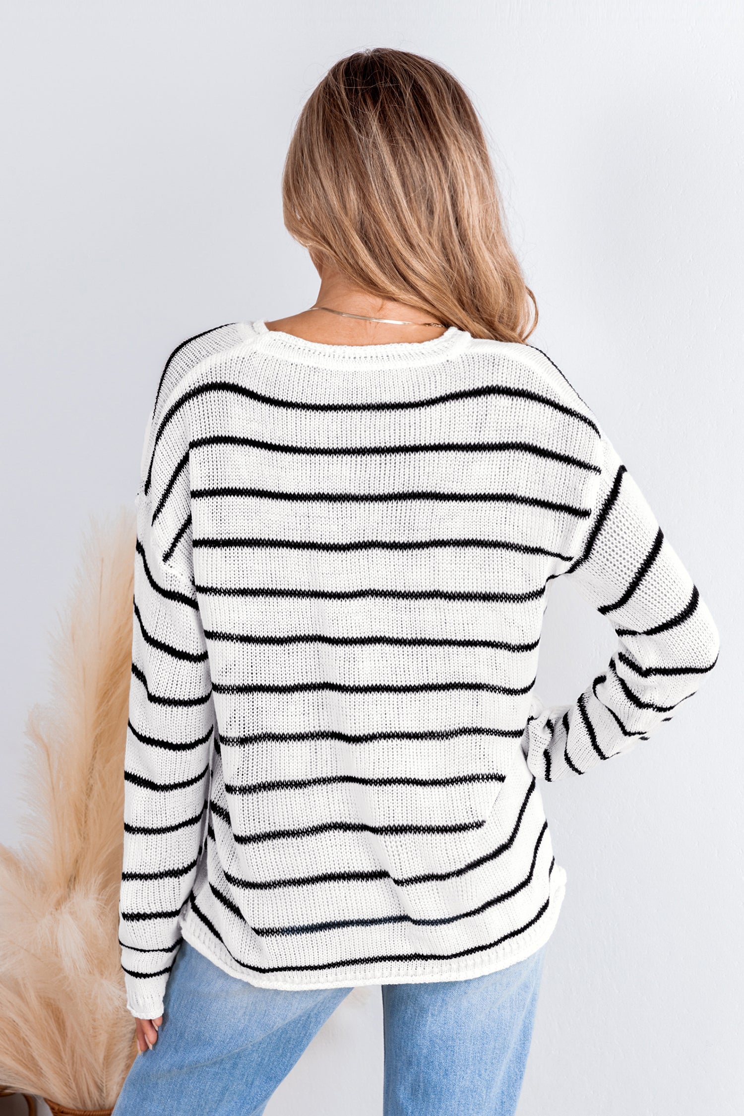 Gestreifter langärmeliger Strickpullover mit Rundhalsausschnitt