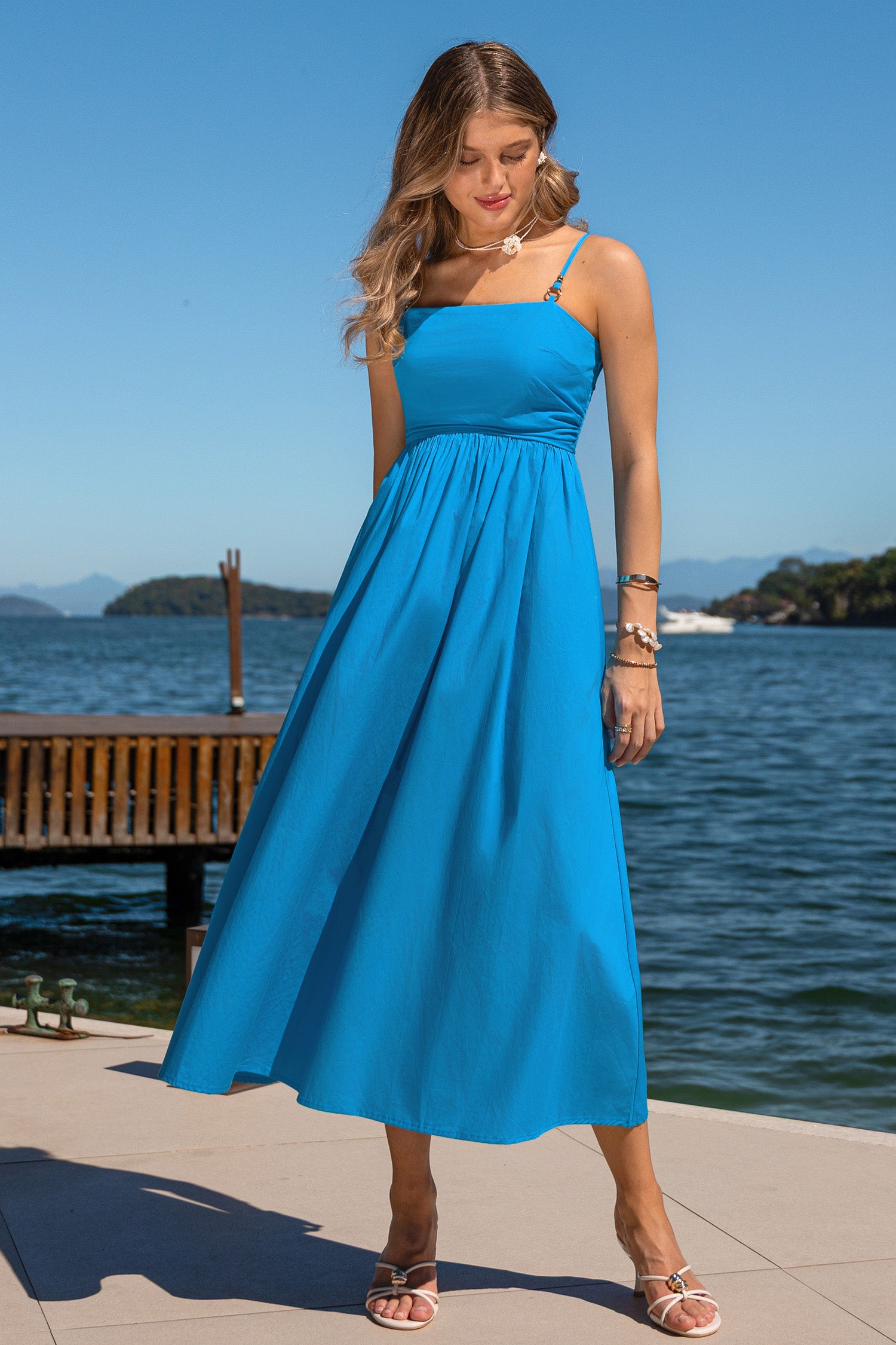 Blaues Midi-Abendkleid mit eckigem Ausschnitt