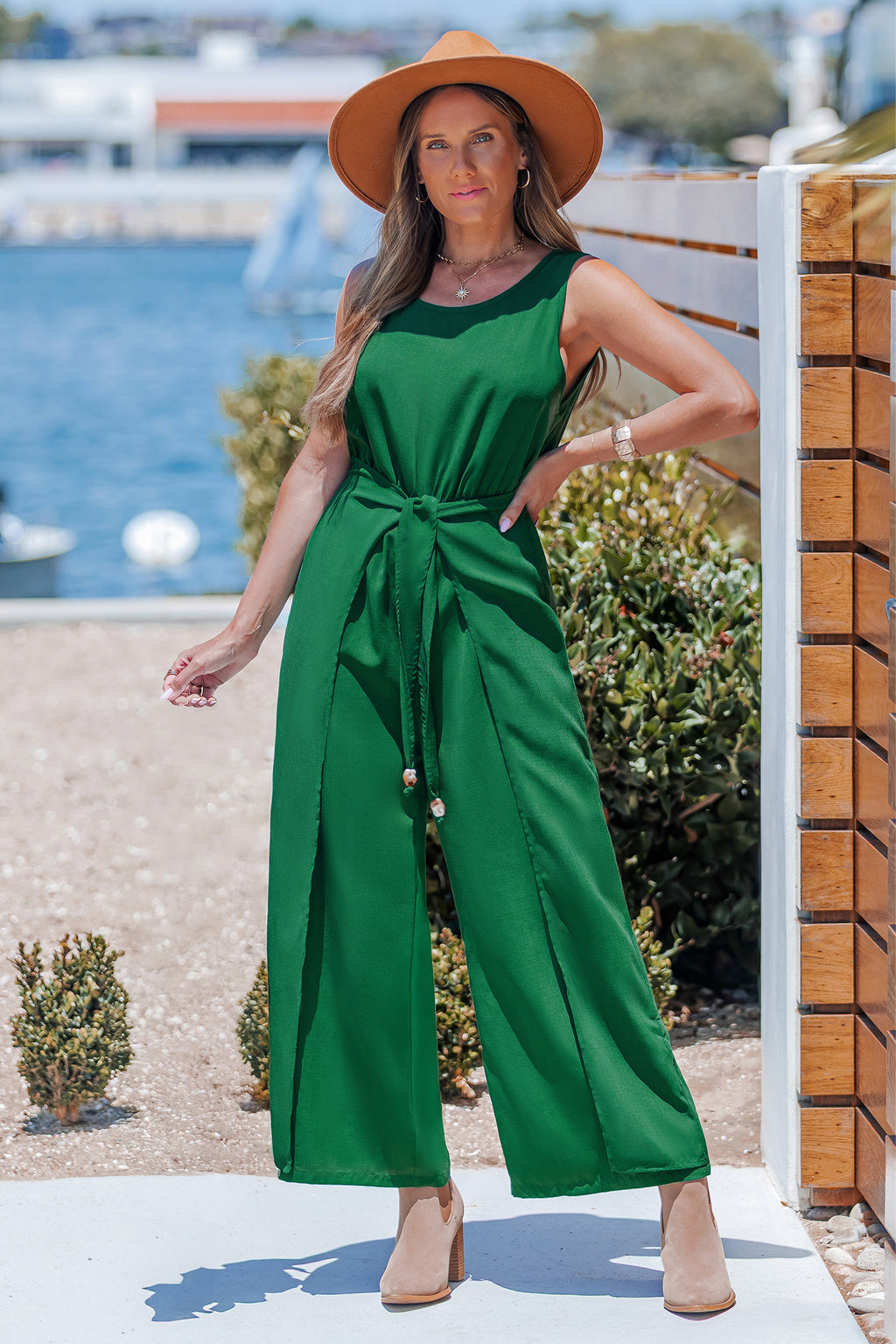 Grüner Ärmelloser Jumpsuit mit Taillengürtel