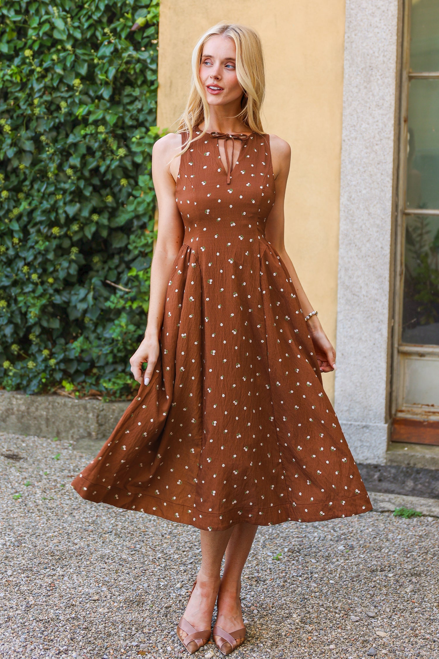 Braunes Ärmelloses Offener Ausschnitt Midikleid