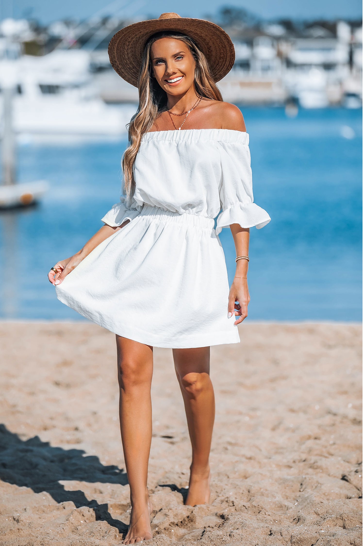 Weißes  schulterfreies Minikleid mit Rüschenbesatz
