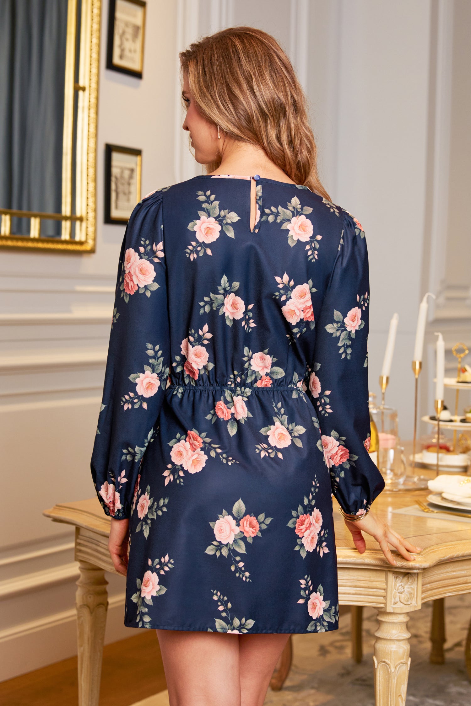 Marineblaues Minikleid mit Blumenmuster und Taillenbindung