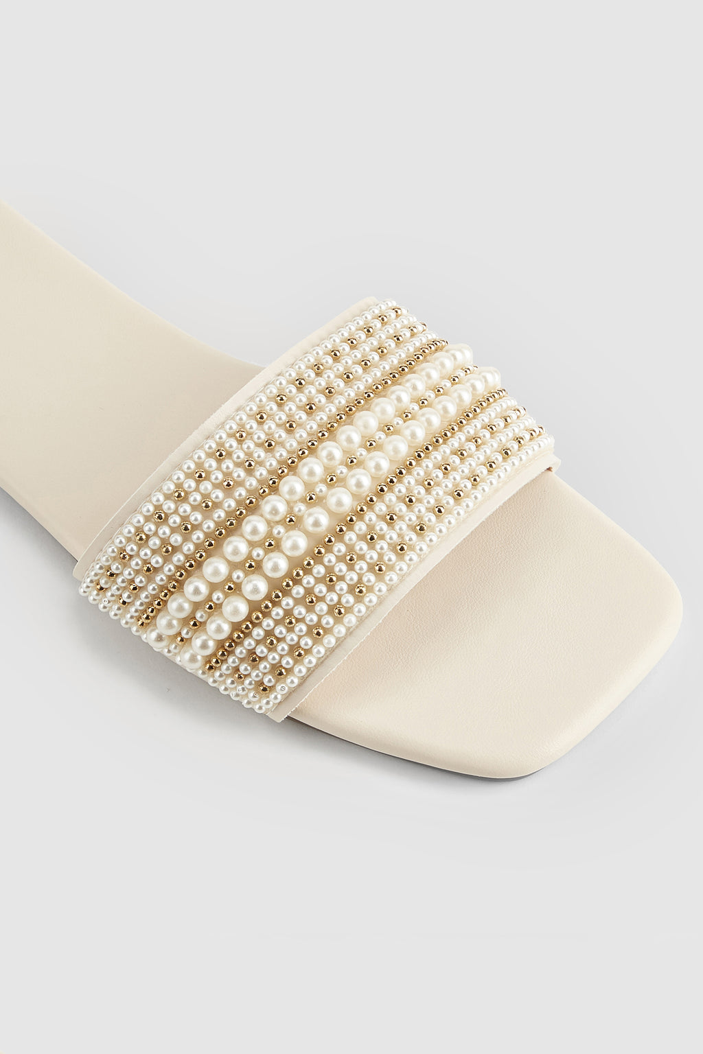 Weiße Sandalen mit Kunstperlen
