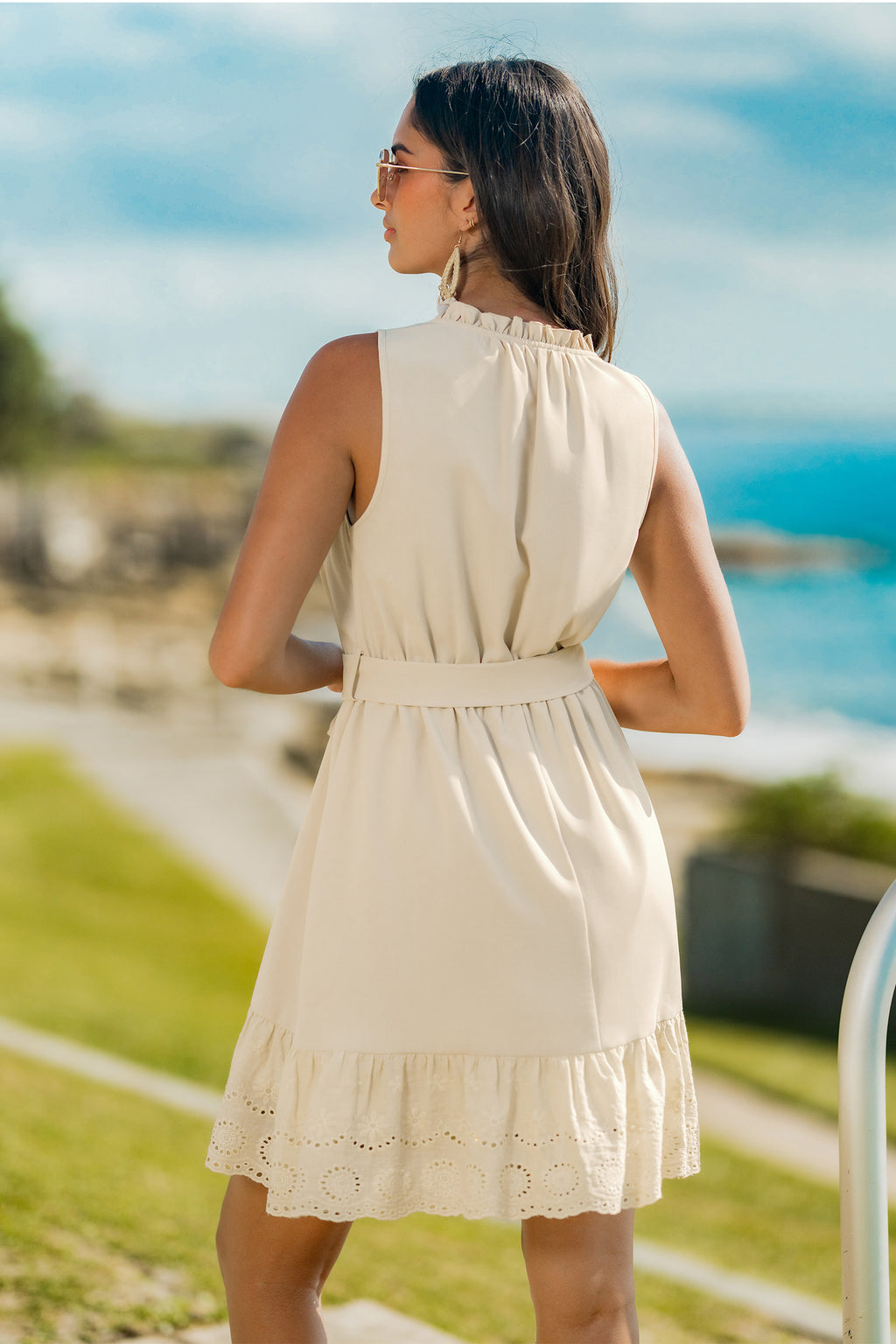 Beiges Ärmelloses Minikleid mit Rüschenbesatz