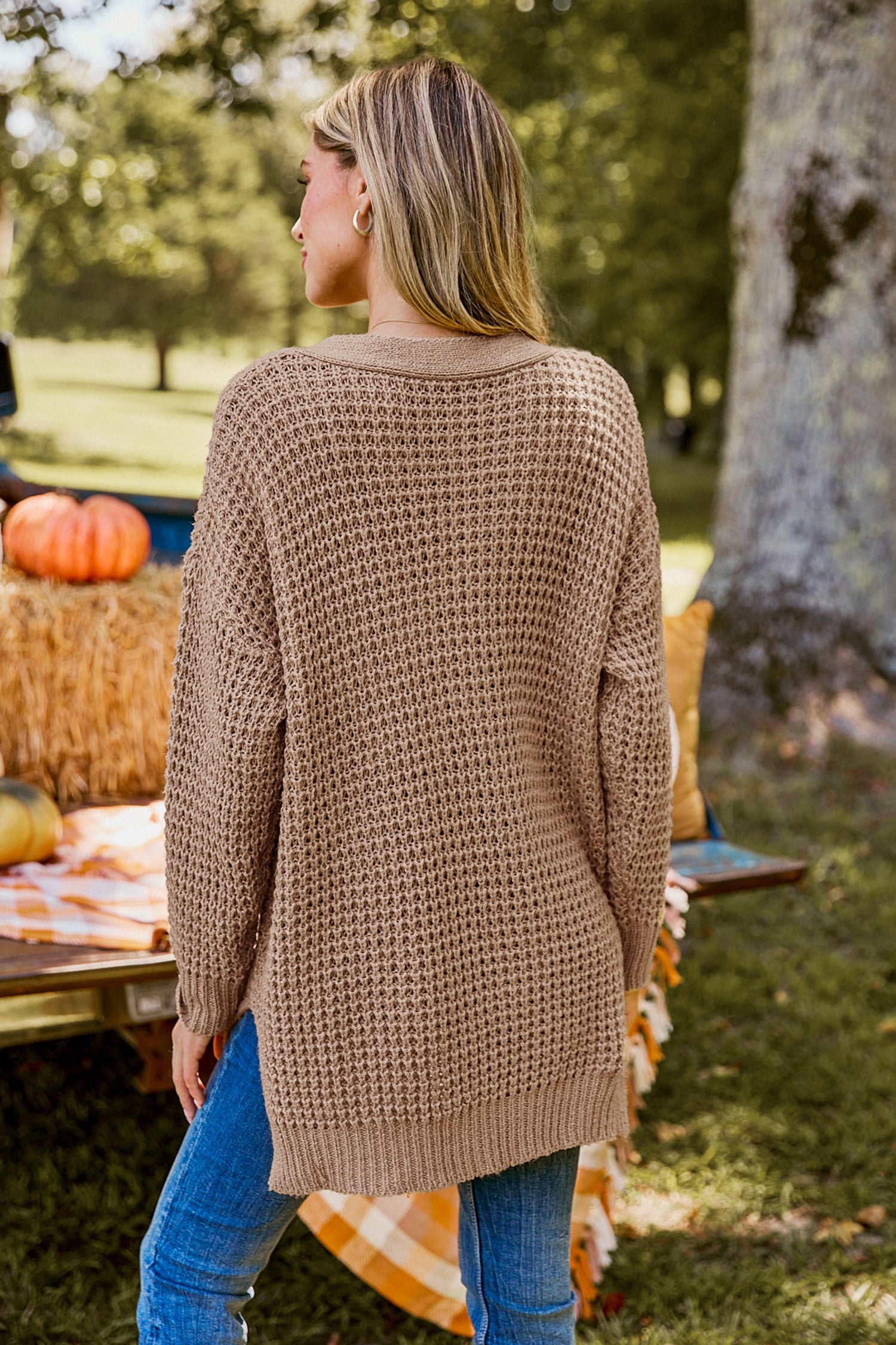 Hellbrauner langärmeliger Henley-Pullover mit V-Ausschnitt