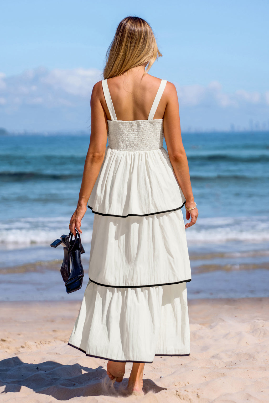 Weißes ärmelloses gestuftes Midikleid