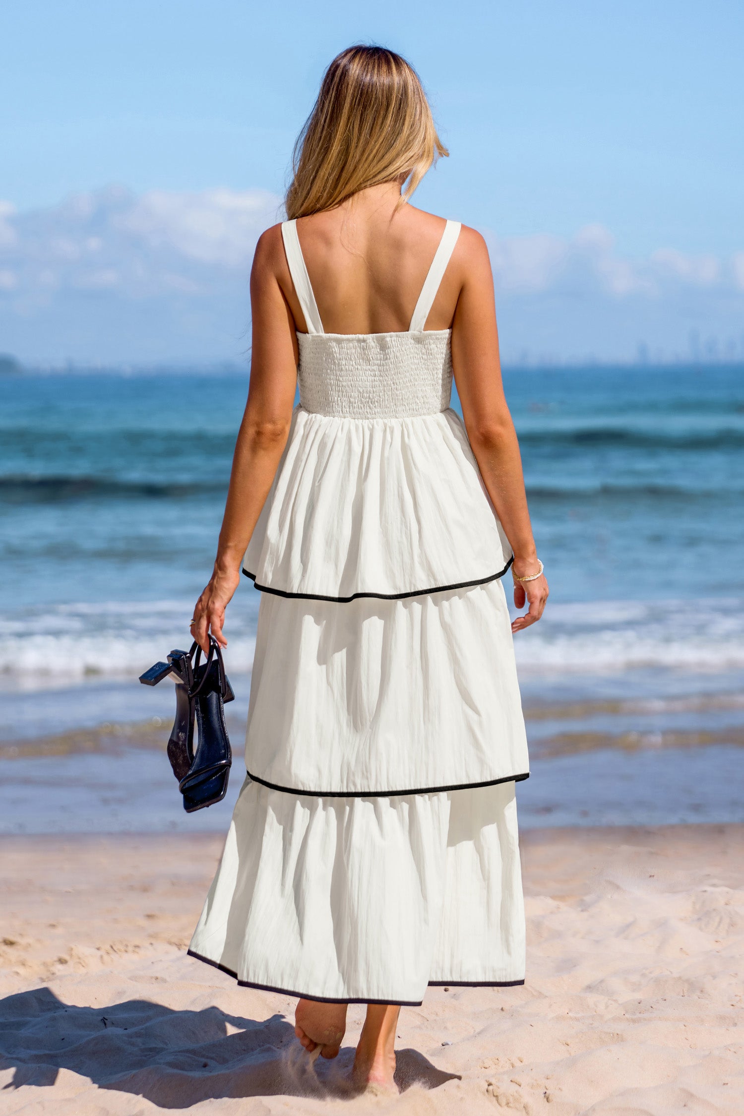 Weißes ärmelloses gestuftes Midikleid