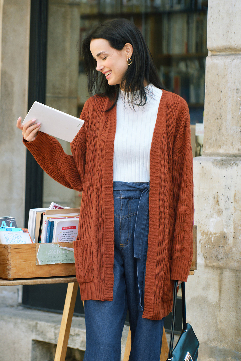 Orangefarbene Strickjacke