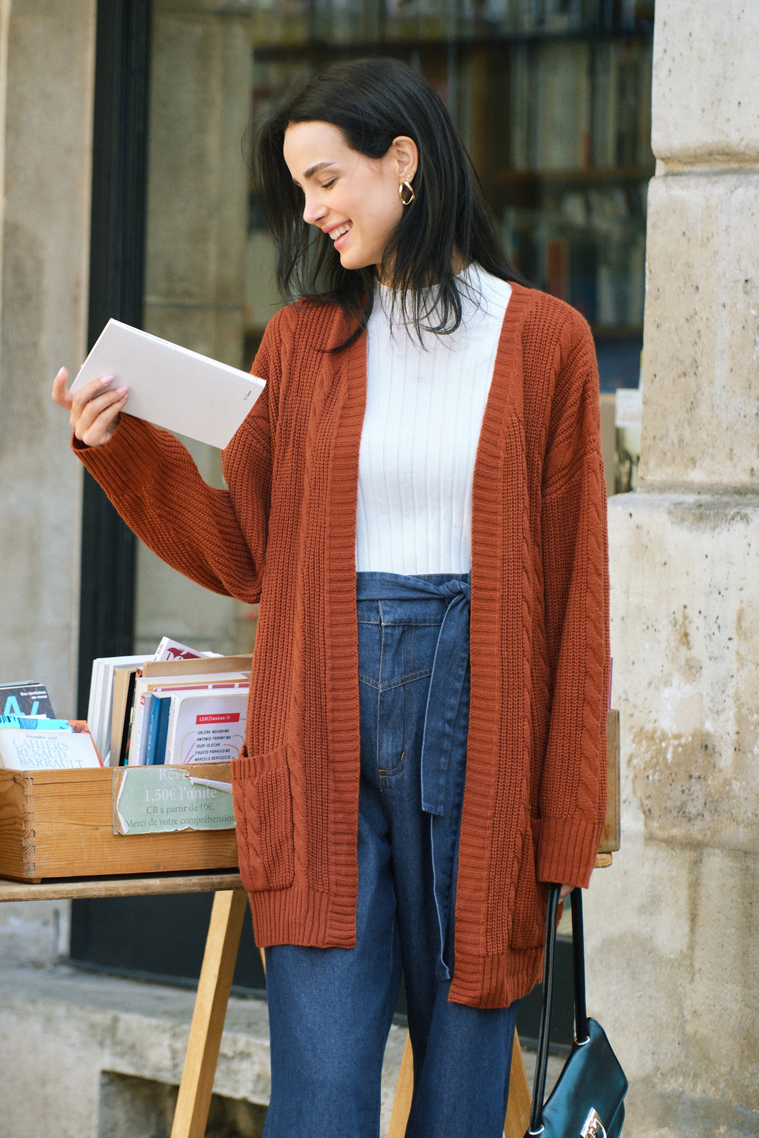 Orangefarbene Strickjacke