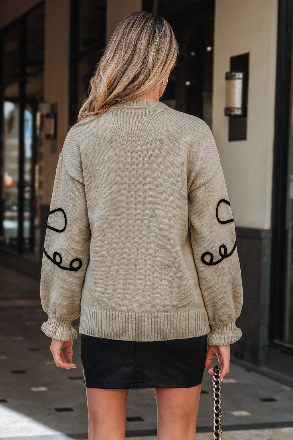 Neutraler langärmeliger Pullover mit Schleifendetail