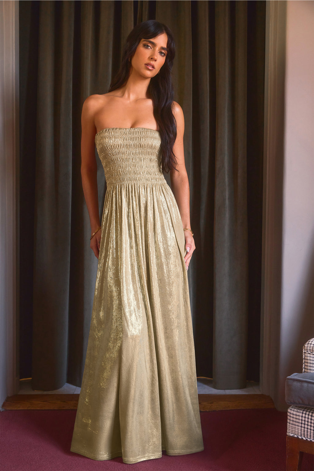 Goldfarbenes Glänzendes Gesmoktes Maxi-Bandeaukleid