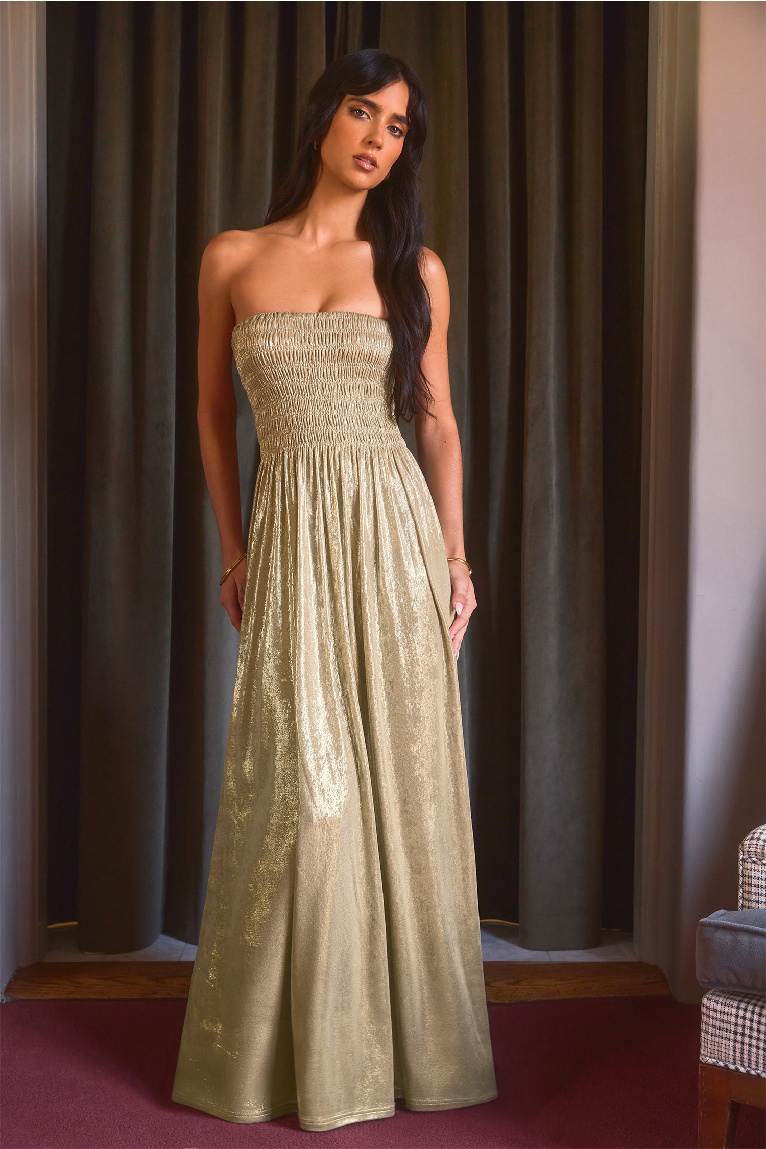 Goldfarbenes Glänzendes Gesmoktes Maxi-Bandeaukleid