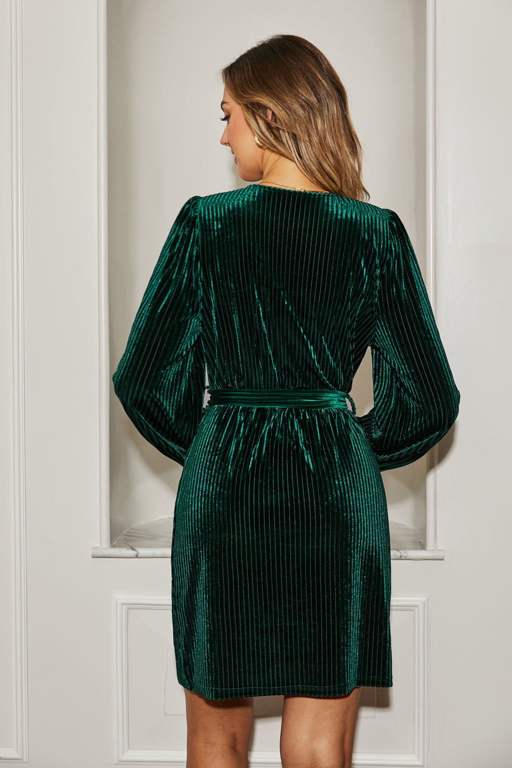 Grünes langärmeliges Mini-Wickelkleid aus Samt