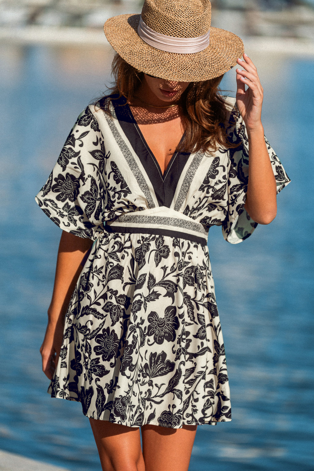 Tiefer Ausschnitt Minikleid mit Dolman-Ärmeln