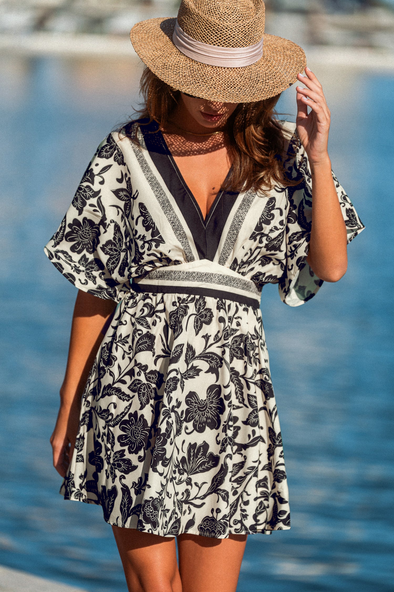 Tiefer Ausschnitt Minikleid mit Dolman-Ärmeln