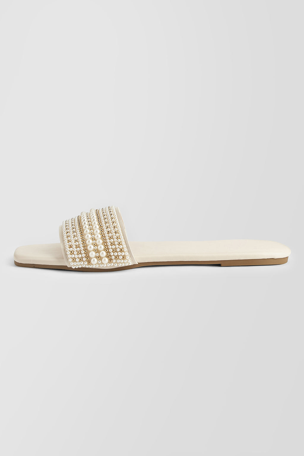 Weiße Sandalen mit Kunstperlen