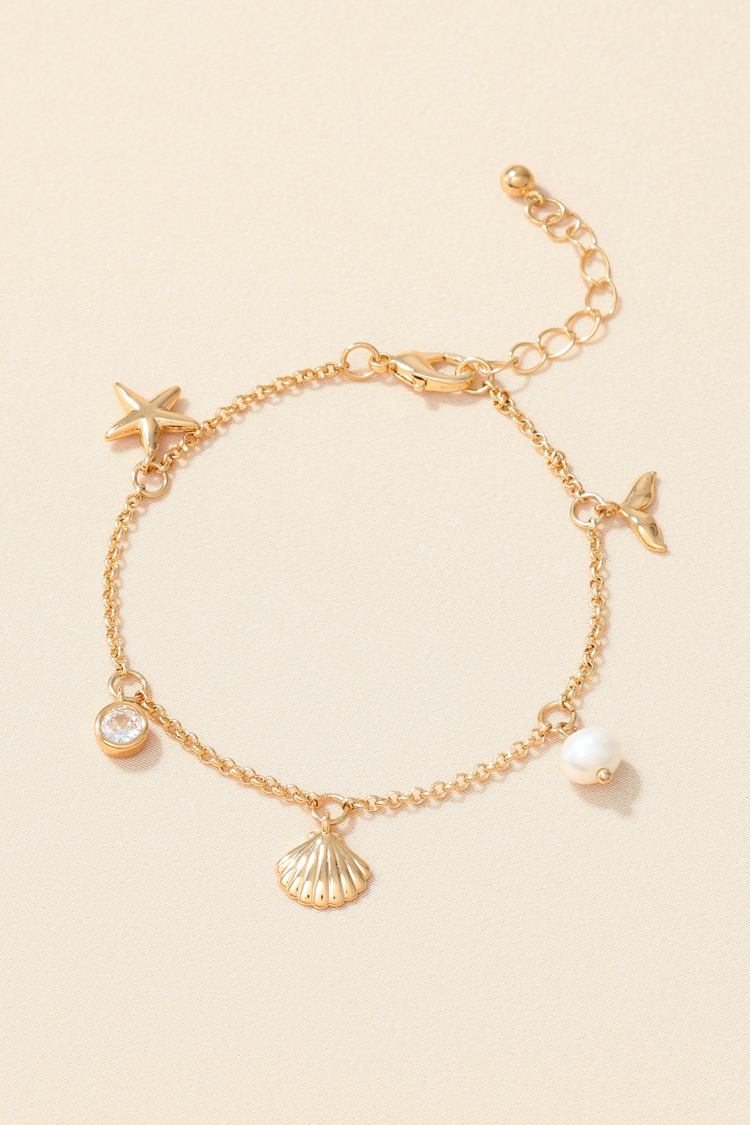Goldfarbenes Armband mit Anhängern im Meeresdesig