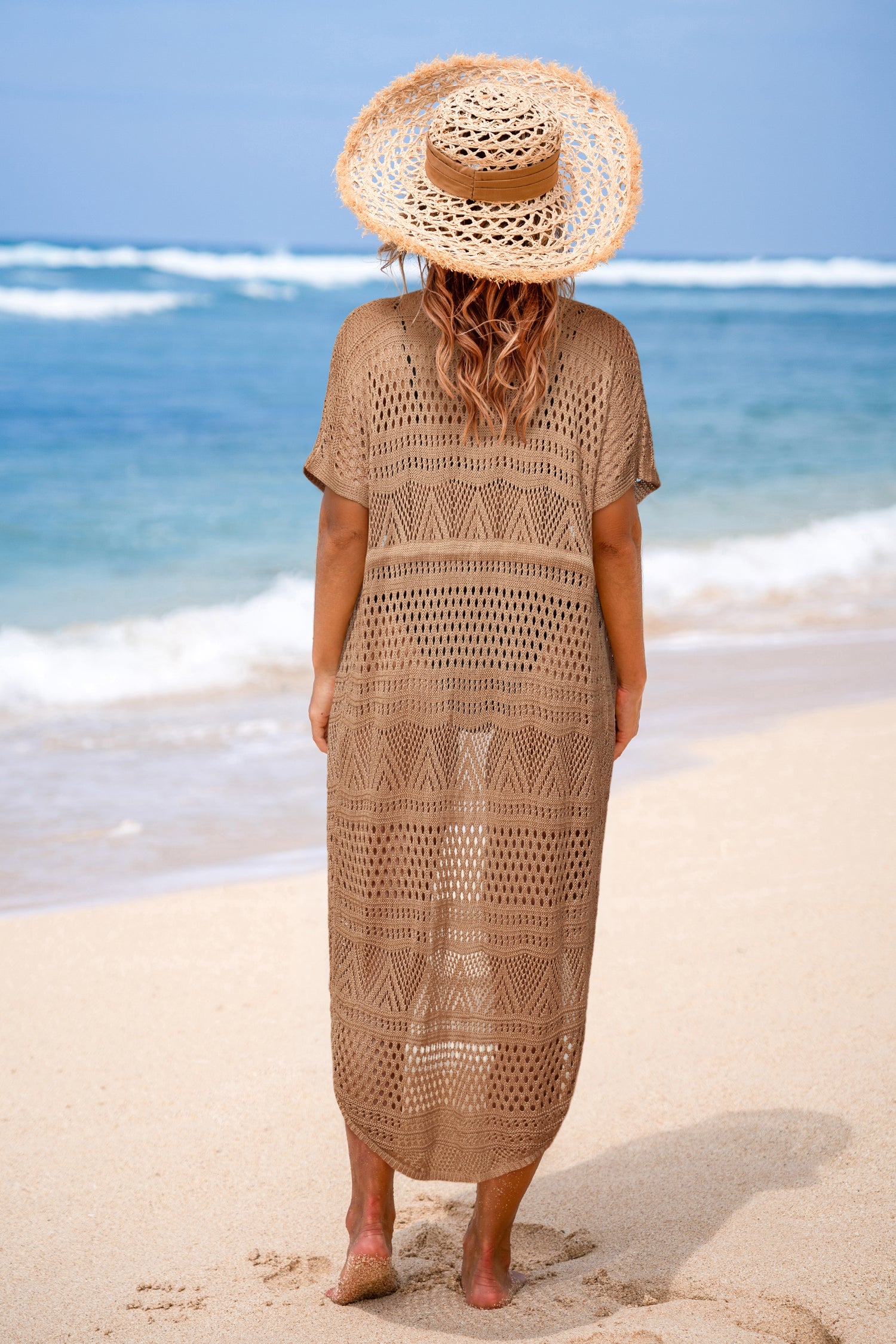 Neutraler Kurzarm Strick-Strand-Kimono mit tiefem Ausschnitt