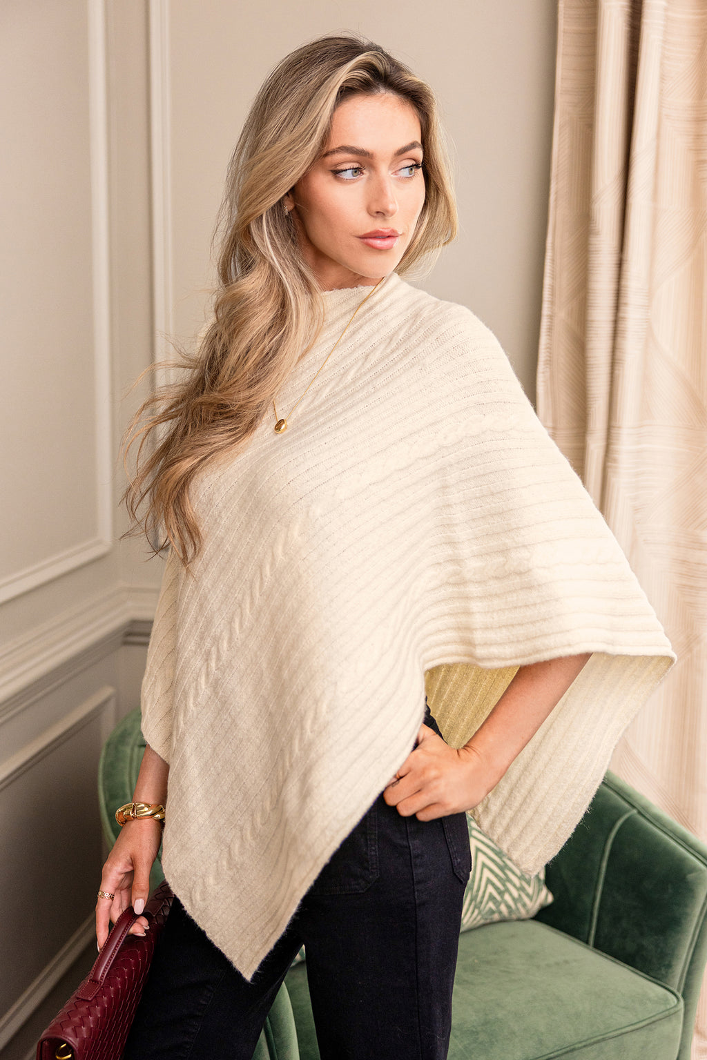 Weißer Poncho-Pullover mit Zipfelsaum