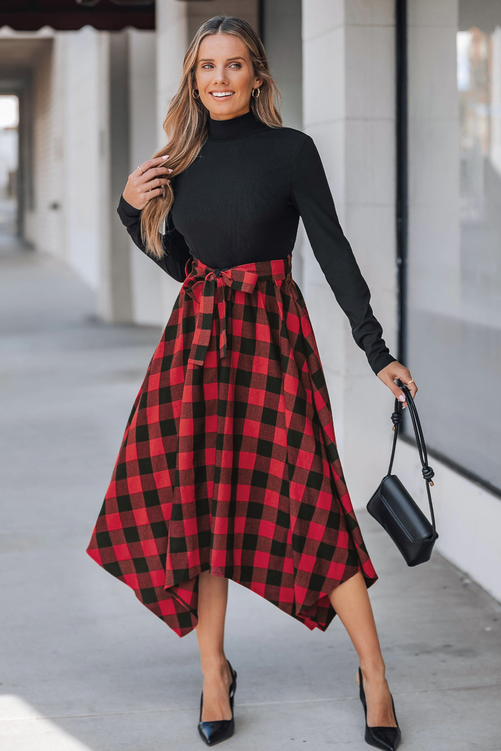 Schwarzes kariertes Stehkragen-Midikleid mit Schleife