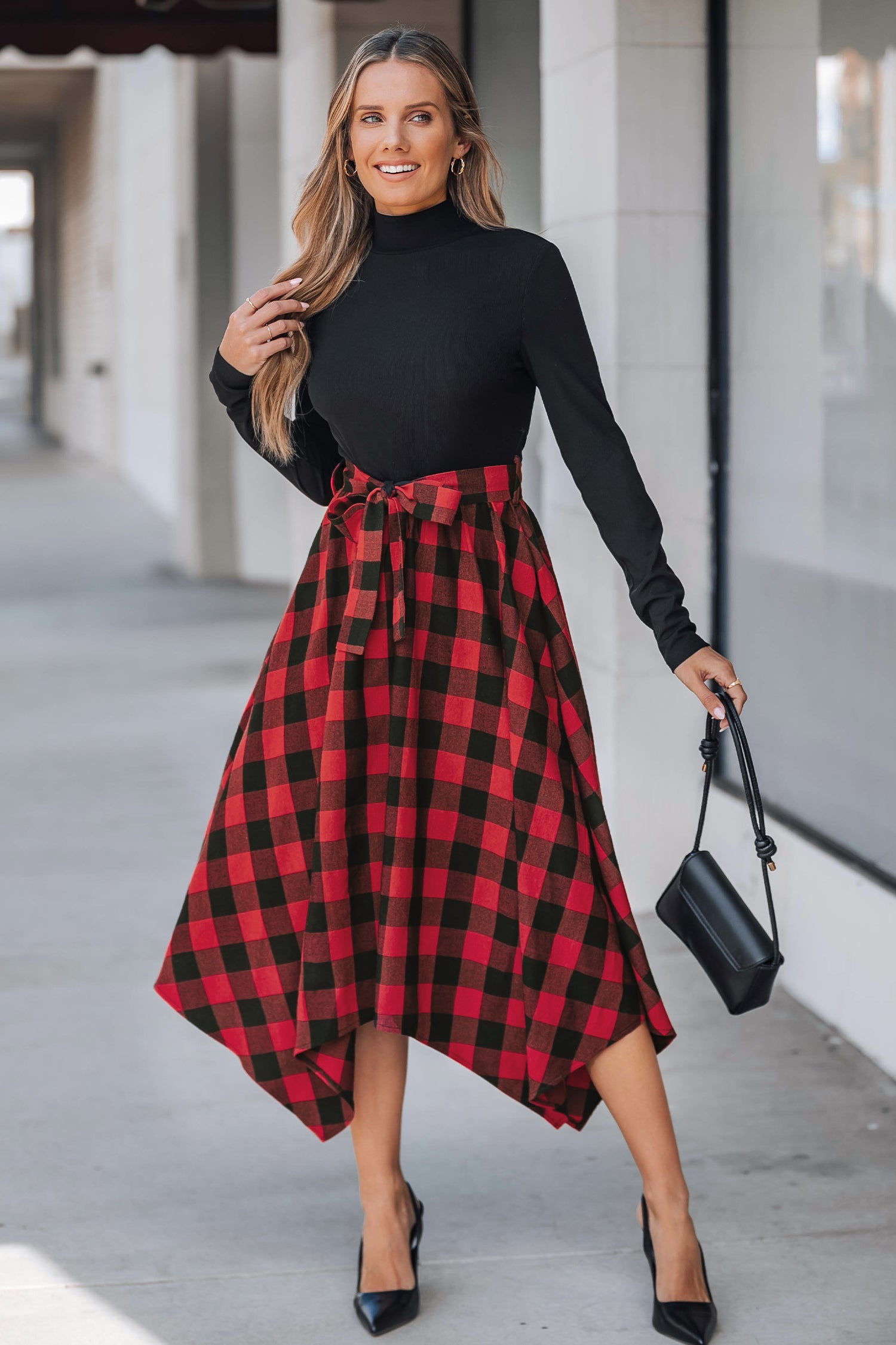 Schwarzes kariertes Stehkragen-Midikleid mit Schleife