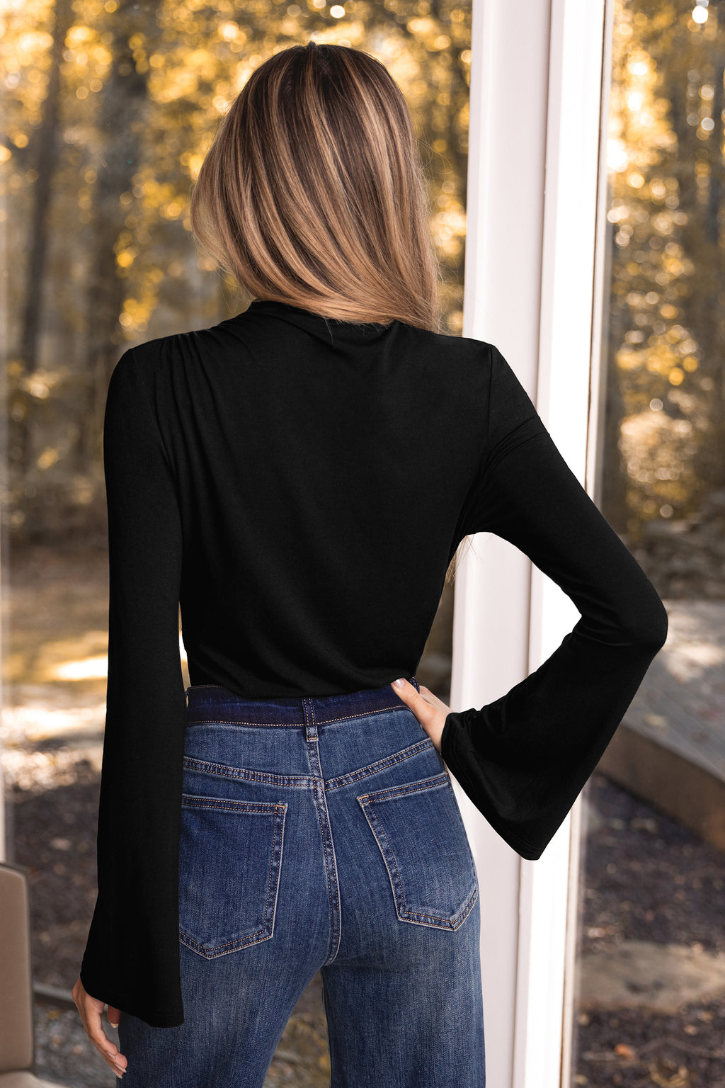 Schwarzer Mockneck-Bodysuit mit ausgestellten langen Ärmeln